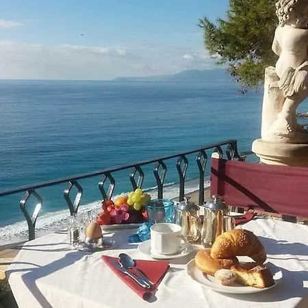 Hotel Punta Est 4*
