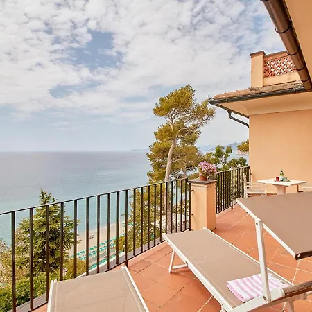 Hotel Punta Est 4*